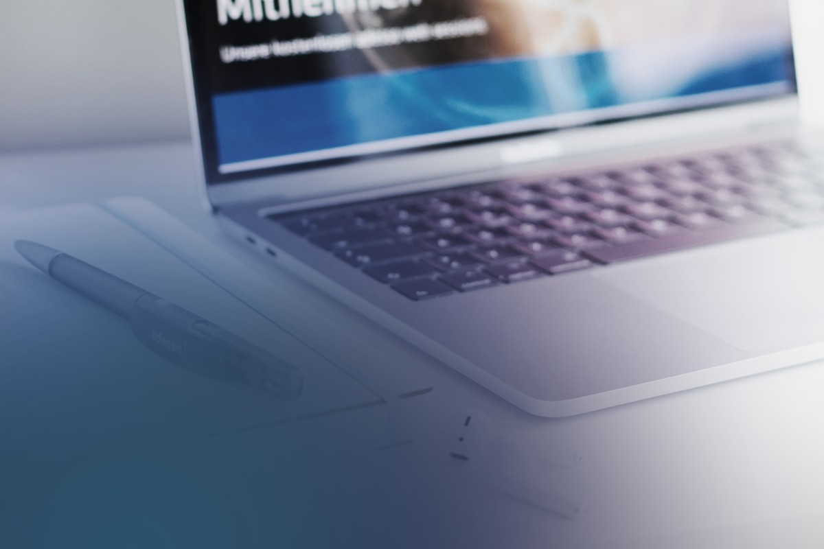 Notebook mit geöffentem Pressemitteilungen Notebook mit geöffentem Pressemitteilungen